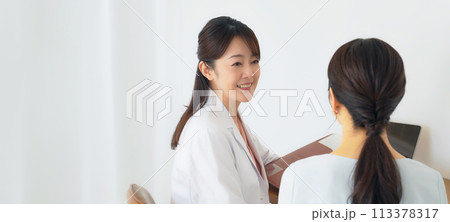 患者を診察する女性医師 113378317