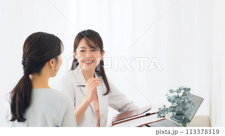 患者を診察する女性医師 患者を診察する女性医師 113378319
