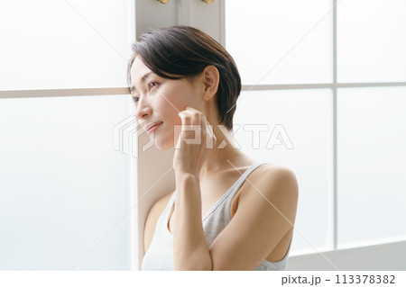 肌の潤いを実感する30代女性 113378382