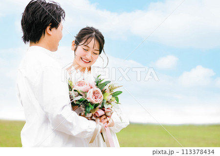 リゾートウェディング・ガーデンウェディングをするカップル・夫婦 リゾートウェディング・ガーデンウェディングをするカップル・夫婦 113378434