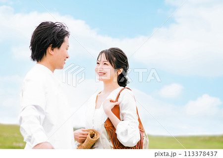 新婚旅行・ハネムーン・旅する恋人・カップル・夫婦のイメージ 113378437