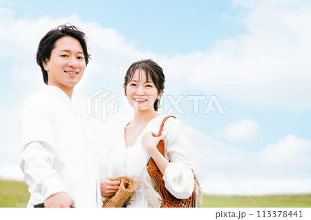 新婚旅行・ハネムーン・旅する恋人・カップル・夫婦のイメージ 113378441