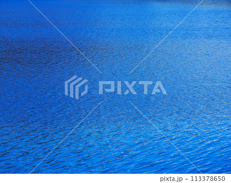 水面に映る波紋 長野県青木湖 水面に映る波紋 長野県青木湖 113378650