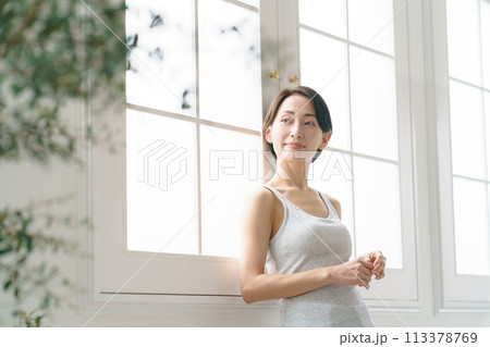 窓際に立つ30代女性 113378769