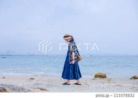 バカンスする女性 113378832