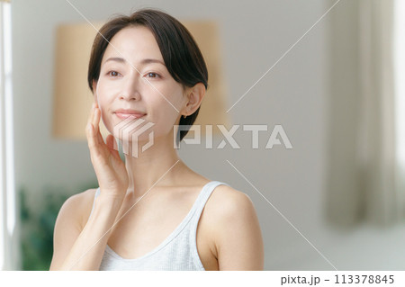 肌の綺麗な女性 肌の綺麗な女性 113378845