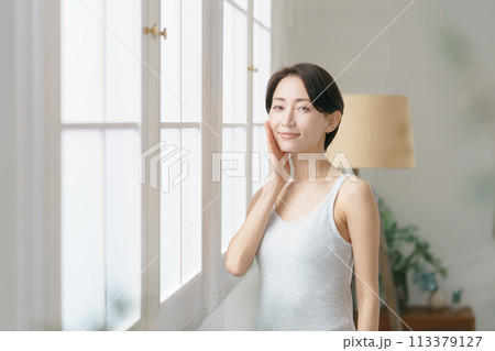 きれいなミドル女性 113379127