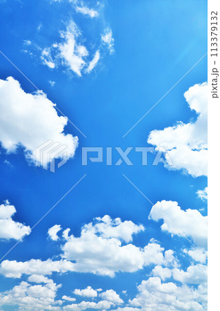 夏の青空と雲 113379132