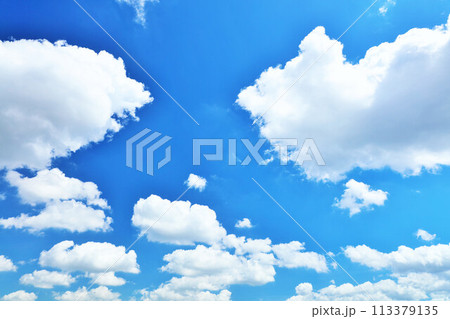 夏の青空と雲 113379135