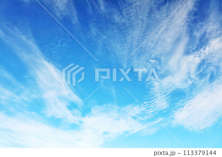 秋の青空と雲 113379144