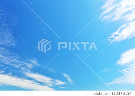 秋の青空と雲 113379154