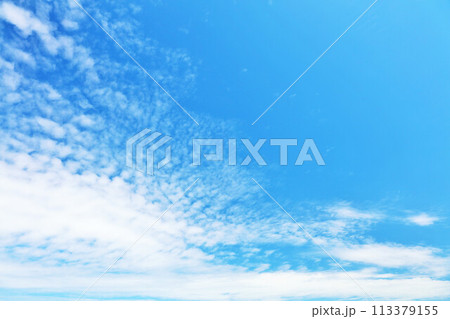 秋の青空と雲 秋の青空と雲 113379155