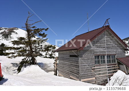 八甲田仙人岱ヒュッテ越しに見る大岳 113379688