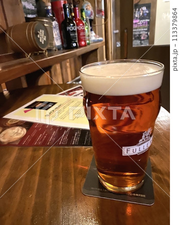 【グルメ・お酒】アイリッシュパブのオシャレなカウンターで飲むグラスビール(エールビール) 【グルメ・お酒】アイリッシュパブのオシャレなカウンターで飲むグラスビール(エールビール) 113379864