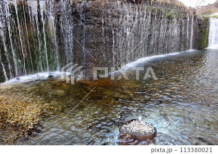 白糸の滝　水面のお賽銭台　長野県軽井沢　北軽井沢　 113380021