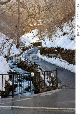 白糸の滝　雪道　長野県軽井沢　北軽井沢　 113380035