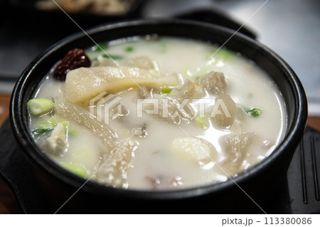 Doganitang, a traditional Korean food made by boiling beef knee cartilage and eating it in an earthenware bowl 113380086