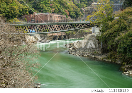 宇治川風景　白虹橋と旧志津川発電所　京都府宇治市 113380129