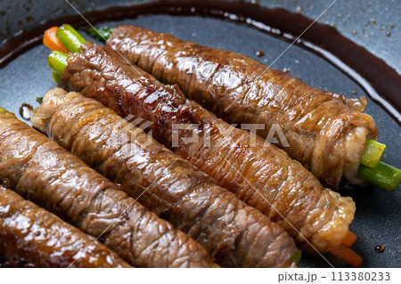 アスパラとニンジンの牛肉巻き、調理シーン。 113380233