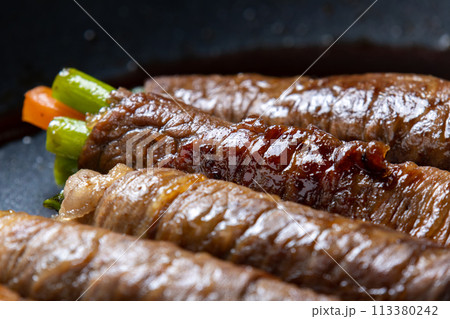 アスパラとニンジンの牛肉巻き、調理シーン。 アスパラとニンジンの牛肉巻き、調理シーン。 113380242