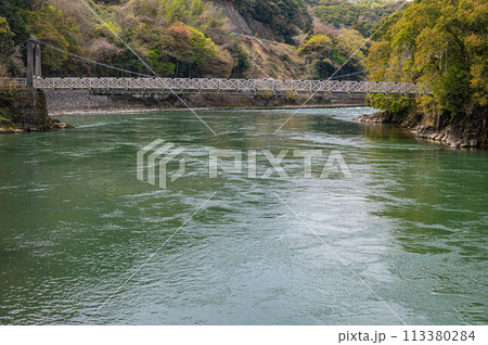 宇治川の吊り橋 天ケ瀬橋 宇治川の吊り橋 天ケ瀬橋 113380284