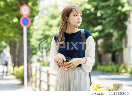 笑顔の若い女性 113380360