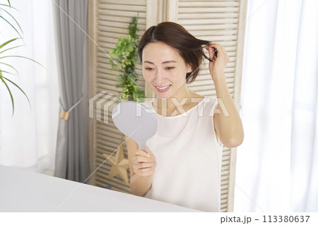 40代の女性 ヘアチェック 40代の女性 ヘアチェック 113380637