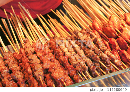 屋台で売っている焼き鳥 屋台で売っている焼き鳥 113380649