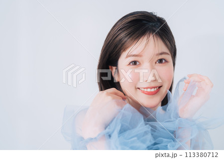 若い女性のファッション・ビューティーイメージ 113380712