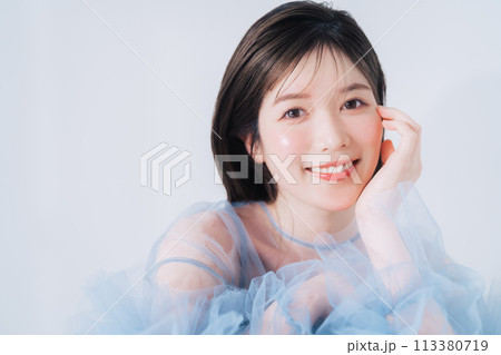 若い女性のファッション・ビューティーイメージ 113380719