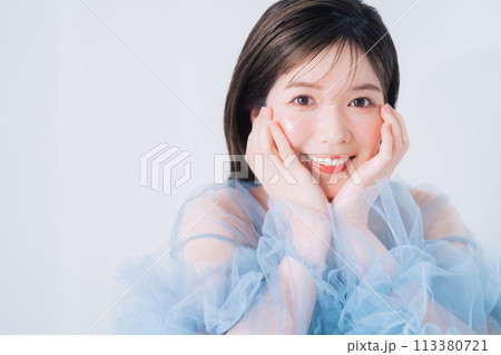 若い女性のファッション・ビューティーイメージ 113380721