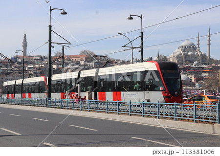 ガラタ橋を行くトラム イスタンブール歴史地区 世界遺産 トルコ ガラタ橋を行くトラム イスタンブール歴史地区 世界遺産 トルコ 113381006