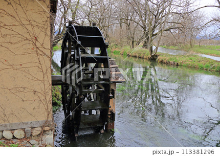 早春の安曇野 大王わさび農場の水車小屋 早春の安曇野 大王わさび農場の水車小屋 113381296