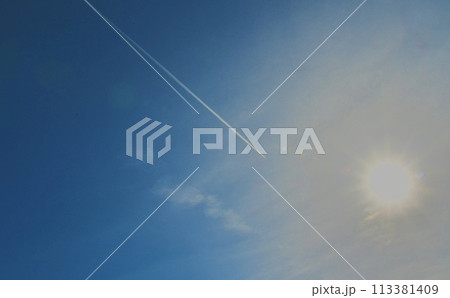 夏の青空に浮かぶ飛行機雲 113381409