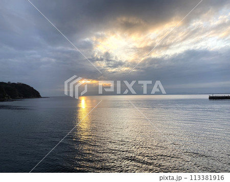 【観光・風景】神奈川県江ノ島の夕暮れの海岸から望む水平線に沈む夕日 【観光・風景】神奈川県江ノ島の夕暮れの海岸から望む水平線に沈む夕日 113381916