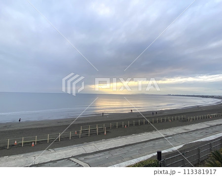 【観光・風景】神奈川県江ノ島の夕暮れの海岸から望む水平線に沈む夕日 【観光・風景】神奈川県江ノ島の夕暮れの海岸から望む水平線に沈む夕日 113381917
