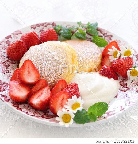 いちごと生クリームを添えた春のパンケーキ　いちごのパンケーキ 113382103