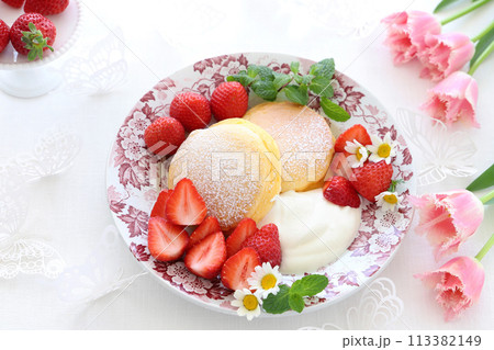 いちごと生クリームを添えた春のパンケーキ いちごのパンケーキ いちごと生クリームを添えた春のパンケーキ いちごのパンケーキ 113382149