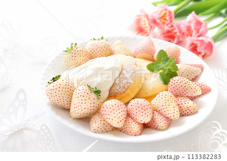 白いちごミルキーベリーと生クリームを添えたパンケーキ 白いちごのパンケーキ 白いちごミルキーベリーと生クリームを添えたパンケーキ 白いちごのパンケーキ 113382283