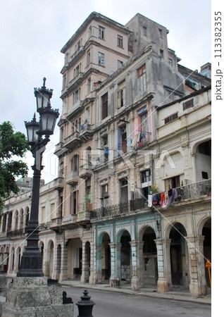 キューバ、ハバナ、マルティ通りの街並 キューバ、ハバナ、マルティ通りの街並 113382355