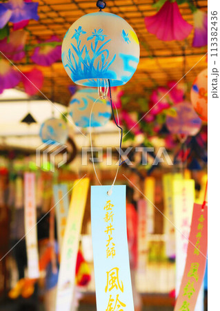 西新井大師（東京都足立区）の風鈴祭りの風景 113382436