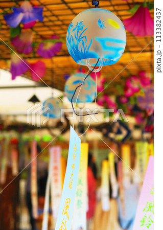 西新井大師(東京都足立区)の風鈴祭りの風景 西新井大師(東京都足立区)の風鈴祭りの風景 113382437