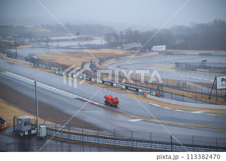 朝のサーキットを走る清掃車 113382470