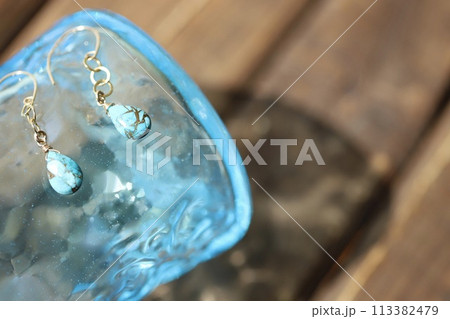 琉球ガラスに乗せたコッパーターコイズのフックピアス　天然石ピアス 113382479