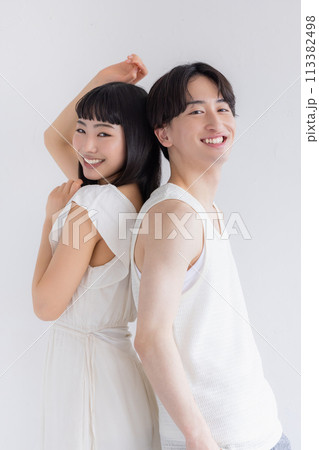 ビューティー　男女のスキンケアイメージ 113382498