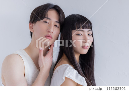 ビューティー　男女のスキンケアイメージ 113382501