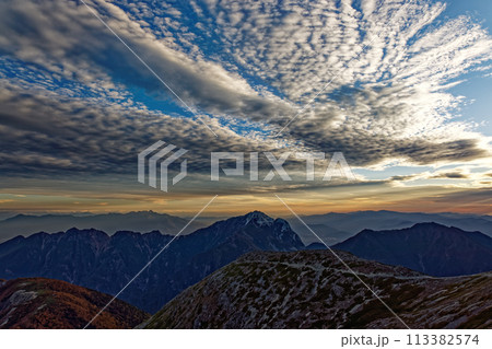 南アルプス・仙丈ヶ岳から朝の甲斐駒ヶ岳と八ヶ岳の山並み 南アルプス・仙丈ヶ岳から朝の甲斐駒ヶ岳と八ヶ岳の山並み 113382574