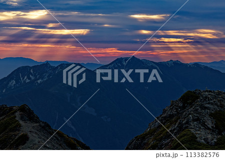 南アルプス・仙丈ヶ岳から見る朝日差す鳳凰三山 南アルプス・仙丈ヶ岳から見る朝日差す鳳凰三山 113382576