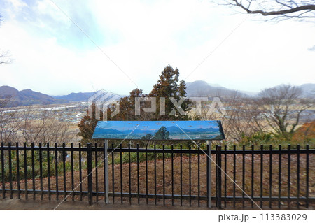 沼田城から眺める名胡桃城、三峰山方面の街並み（群馬県沼田市） 113383029