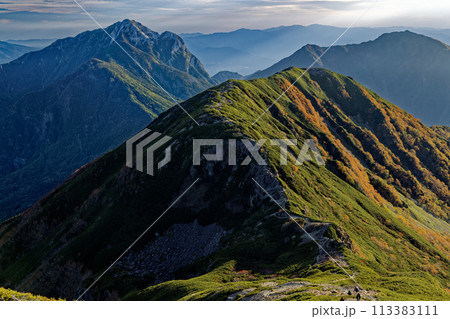 南アルプス・仙丈ヶ岳稜線から朝の甲斐駒ヶ岳と小仙丈ヶ岳 113383111